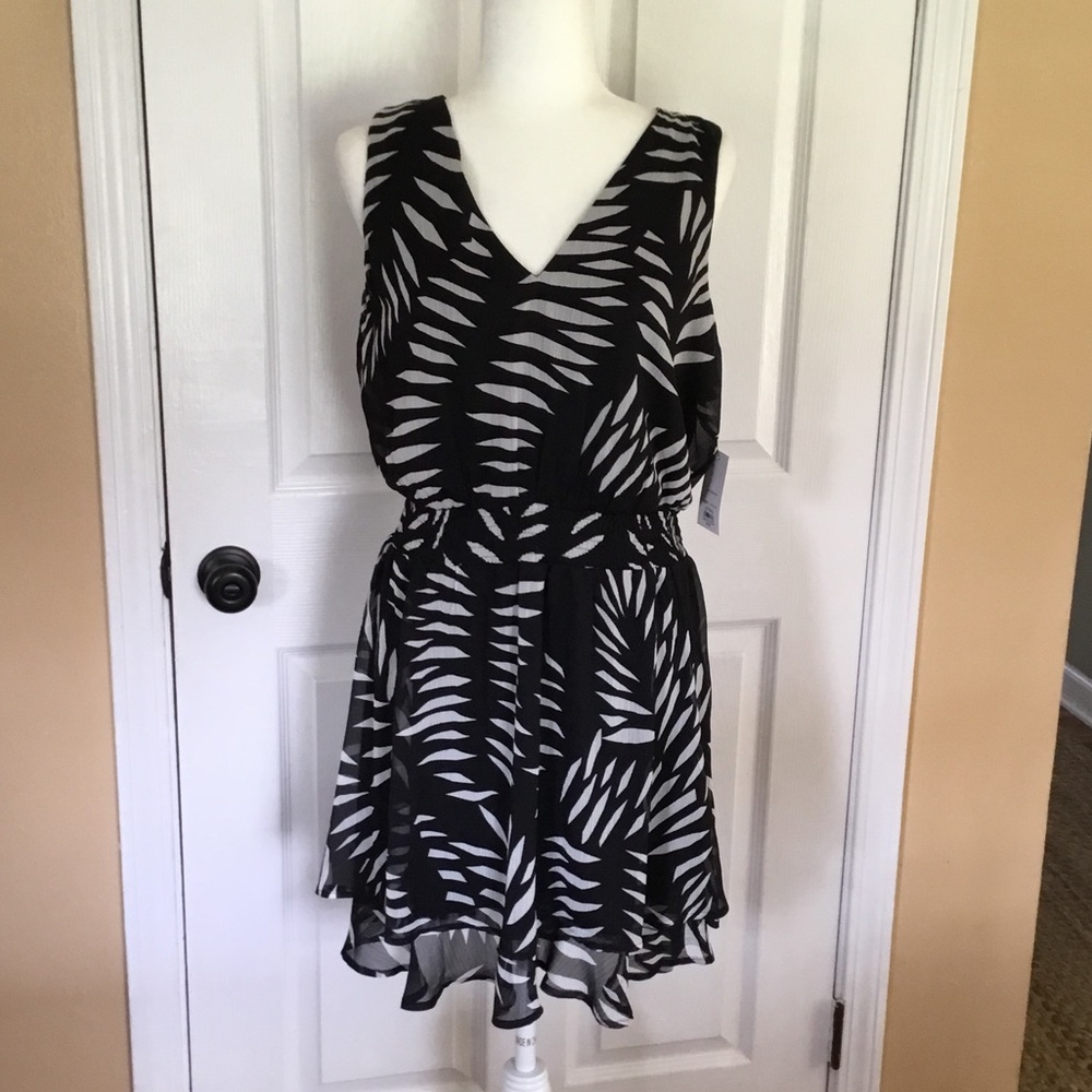 Nine West Black and Gray Sleeveless V-Neck Smocked Waist Flirty Dress